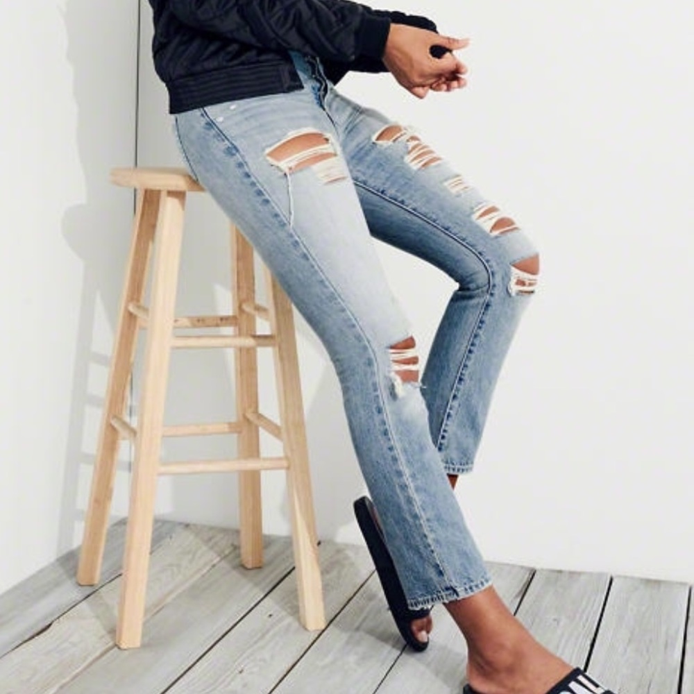 Hollister vintage distressed high rise Mom jeans